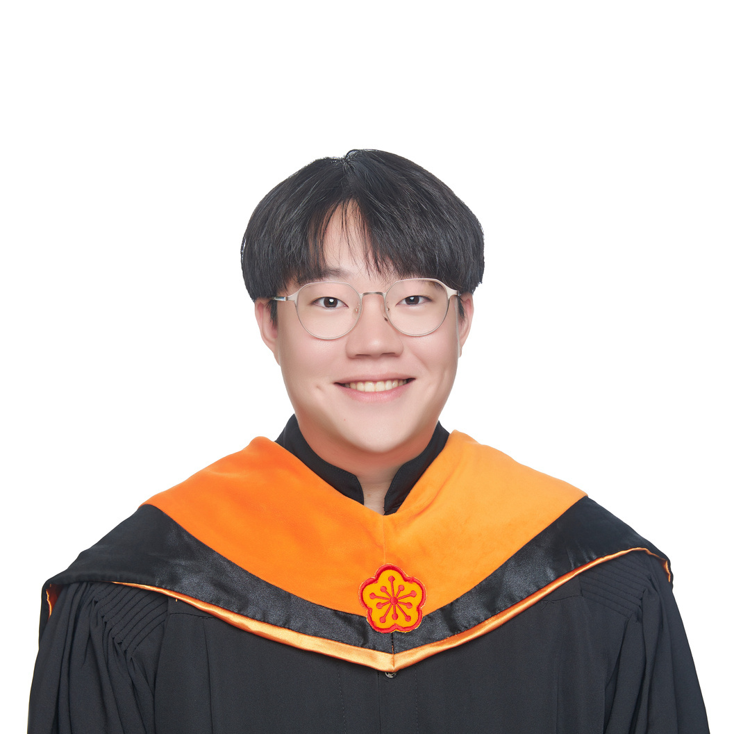 曾麒鴻穿著碩士畢業服的個人照片